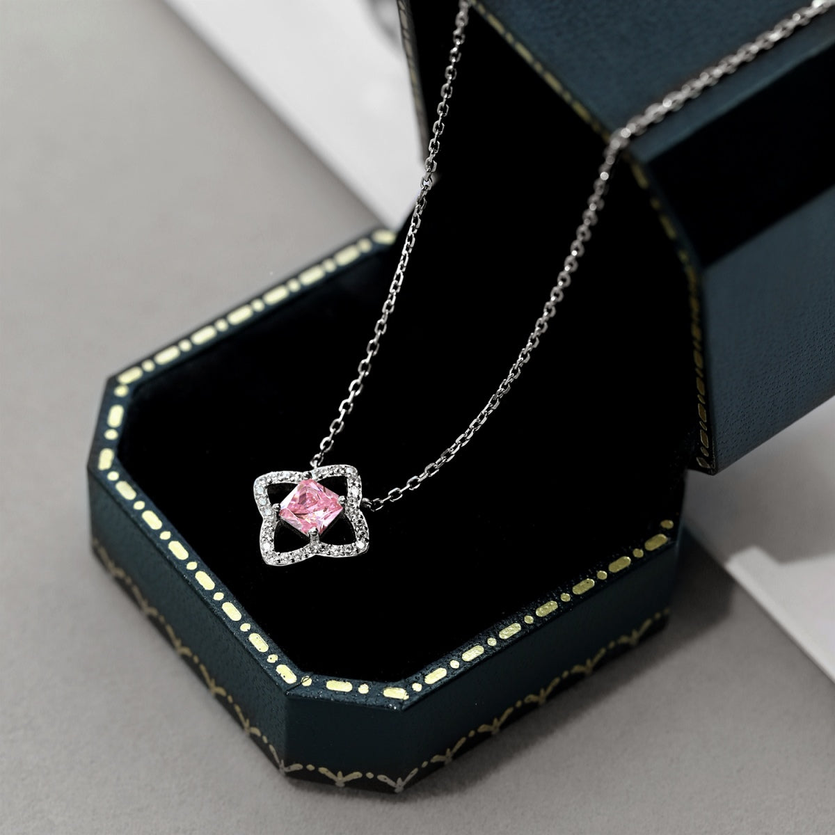 [Kincade Jewelery]Exquisite Flower Shape Princess Cut Necklace