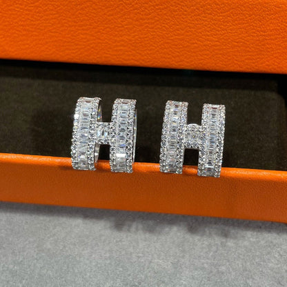 [Kincade Jewelery]H STUD EARRINGS WITH SILVER DIAMONDS